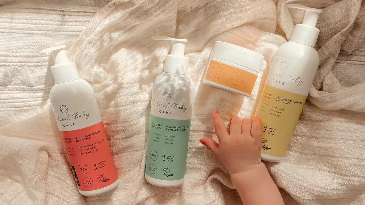 Naturalne kosmetyki dla noworodka: balsam, żel do kąpieli i szampon Natural Baby Care. Delikatna pielęgnacja od pierwszego dnia życia.
